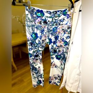 Apana floral cropped leggings EUC